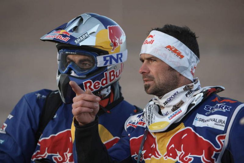 El motociclista francés Cyril Despres conversa con su colega británico James West.