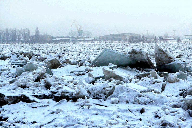 EL RÍO VISTULA BAJA HELADO A SU PASO POR PLOCK, POLONIA