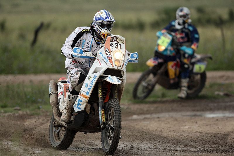 Fotografía de archivo del domingo 3 de enero de 2010, que muestra al piloto taliano Luca Manca