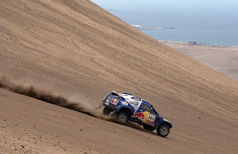 El piloto español Carlos Sainz, líder en coches, conduce su Volkswagen Touareg hacia el campamento de Iquique