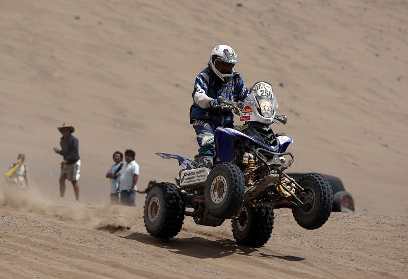 El piloto español José Manuel Goonzález Corominas conduce su quad