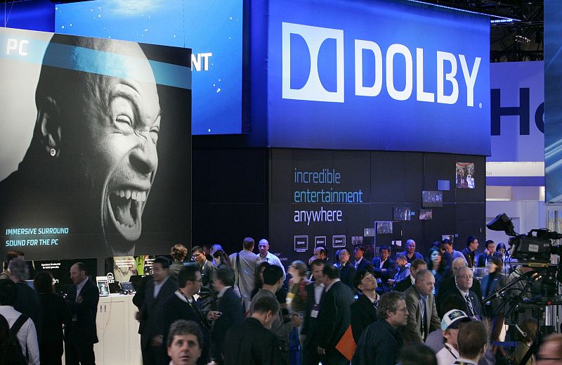 Los asistentes a la feria en torno al stand de Dolby