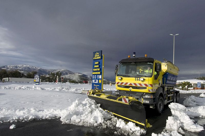 REABIERTA LA FRONTERA DE LA JONQUERA TRAS EL EL TEMPORAL DE NIEVE