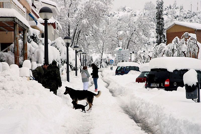 Una calle de Falset, Tarragona, tras la intensa nevada caída en la zona.