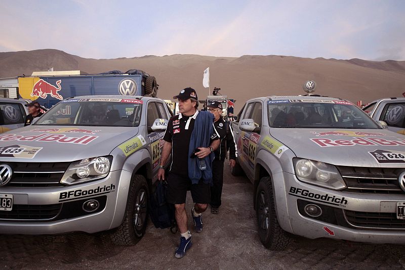 El piloto español Carlos Sáinz permanece en los boxes de Volkswagen antes de tomar la salida