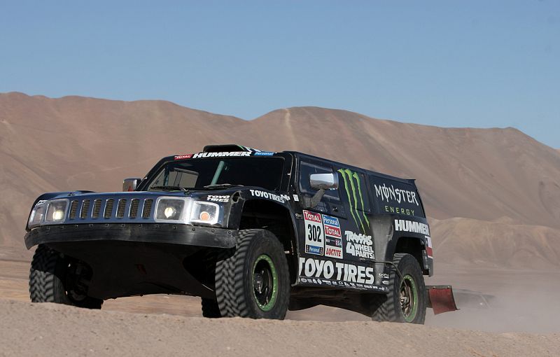 El piloto estadounidense Robby Gordon conduce su vehículo Hummer