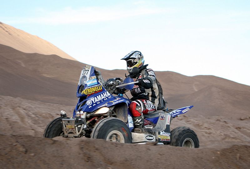 El piloto argentino Marcos Patronelli parte en su quad Yamaha de Iquique hacia Antofagasta