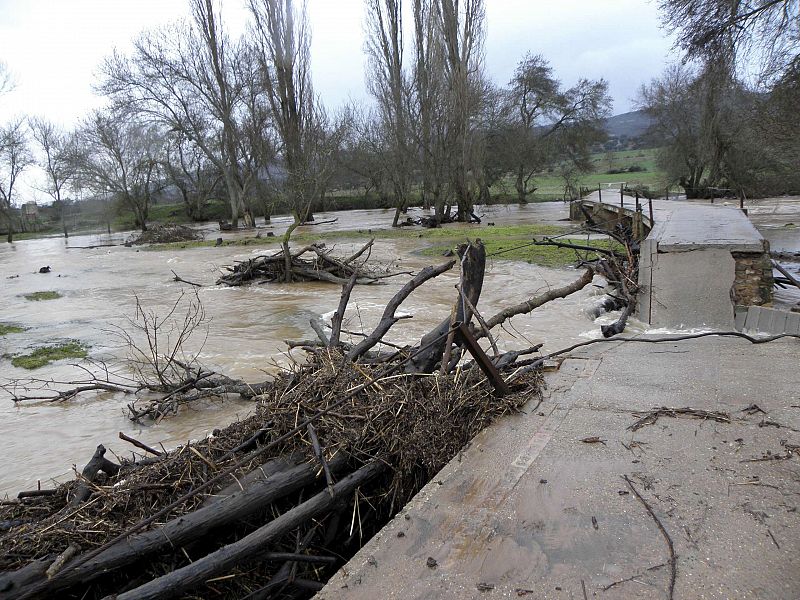 El agua que discurre por el río Guadiana, a su paso por el municipio ciudadrealeño de Luciana, ha ocasionado la destrucción de una buena parte del puente que permitía la comunicación de esta localidad y las de Los Pozuelos de Calatrava y Abenójar.