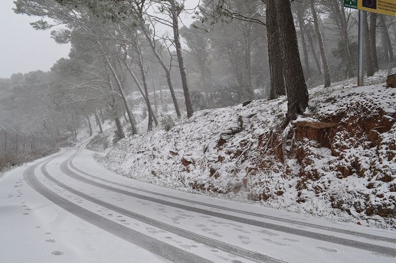 OS MANDO UNAS FOTOS DE LOS MONTES DE MALAGA COMPLETAMENTE NEVADO Y DEL COLAPSO PRODUCIDO POR LA NIEVE, DEL DOMINGO 10 A LAS 16:20 DE LA TARDE. ESPERO QUE OS GUSTE PARA EMITRILA EN EL TIEMPO. ES UNA ESTAMPA MUY POCO HABITUAL EN MALAGA.