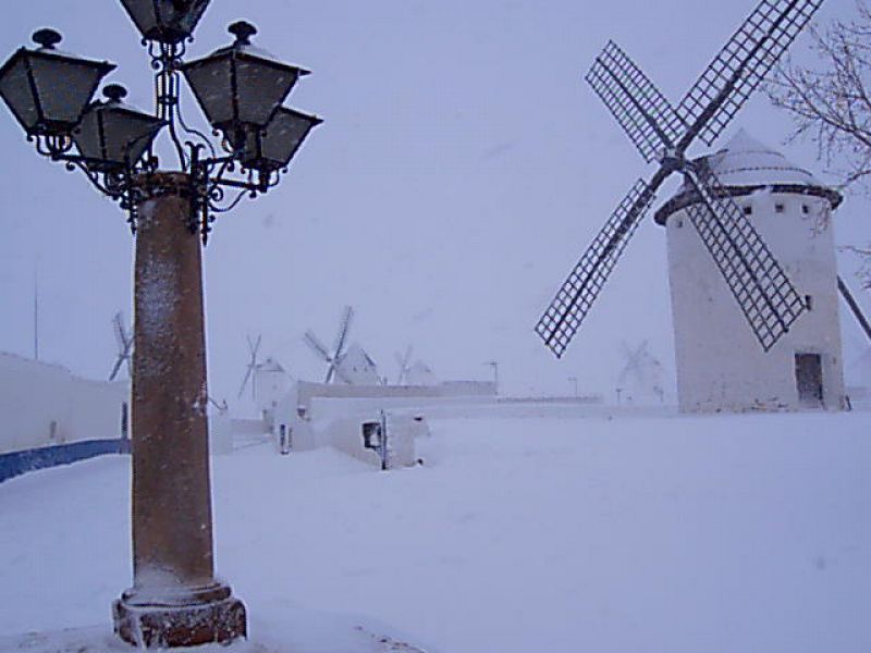 Buenos días, Os mando una foto de los molinos de viento, de Campo de Criptana, nevados!!!!!!! Espero que os guste Un saludo, Mª José