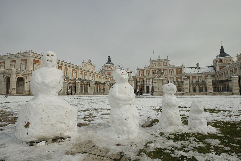 Varios muñecos de nieve a la entradad el Palacio Real de Aranjuez, donde la Unidad Militar de Emergencias (UME) trabaja para completar las labores de limpieza debido a la intensa nevada caída en las últimas horas.