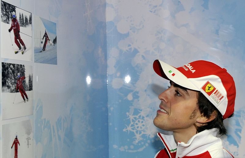 Alonso mira las fotografias de las presentaciones anteriores de Ferrari y Ducati en Madonna di Campiglio.