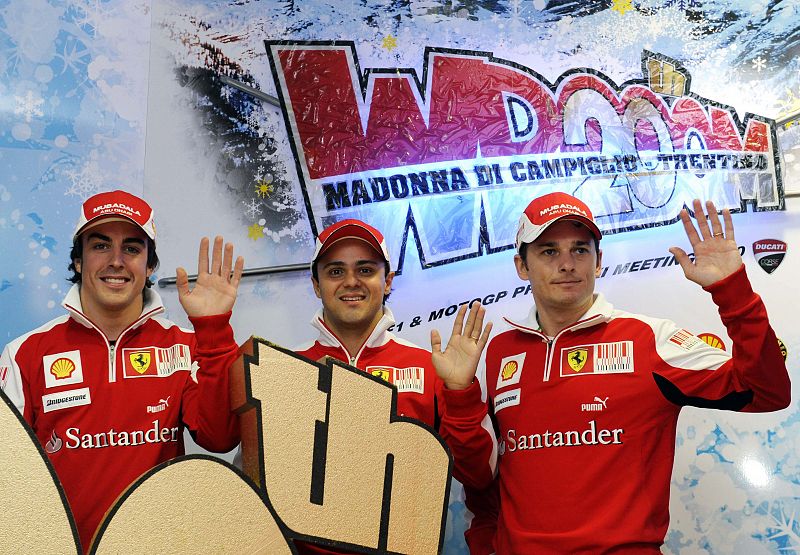 Alonso, junto a Massa y Fisichella posan en la presentación de Ferrari.