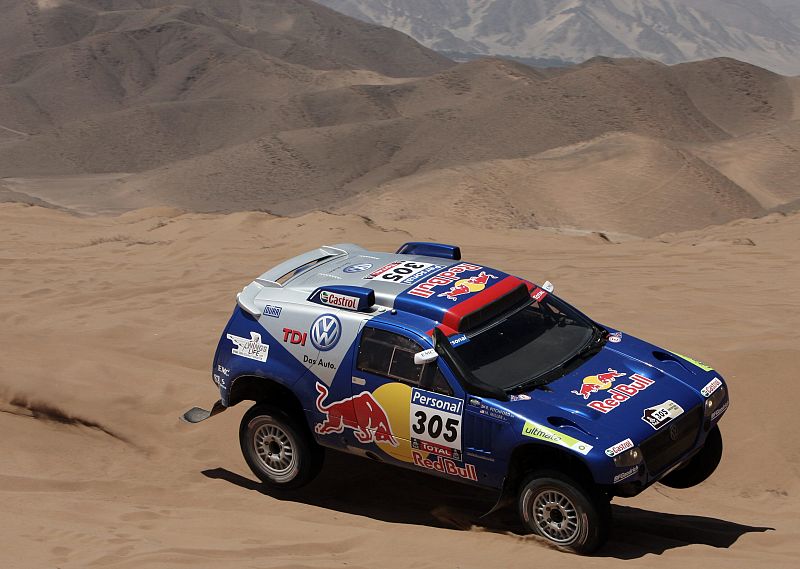 Imagen del coche del estadounidense Mark Miller en pleno vuelo por las dunas.