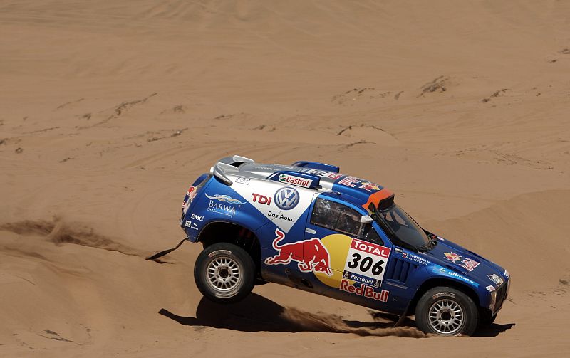 Al Attiyah, rival de Sainz, sortea una duna camino de La Serena (Chile).