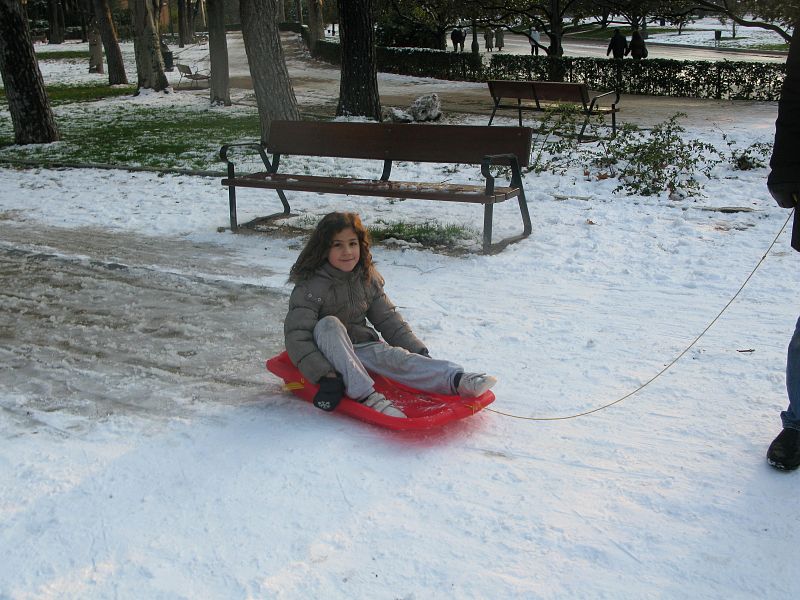 Isabel se ha llevado su trineo al parque para aprovechar lo que queda de nieve