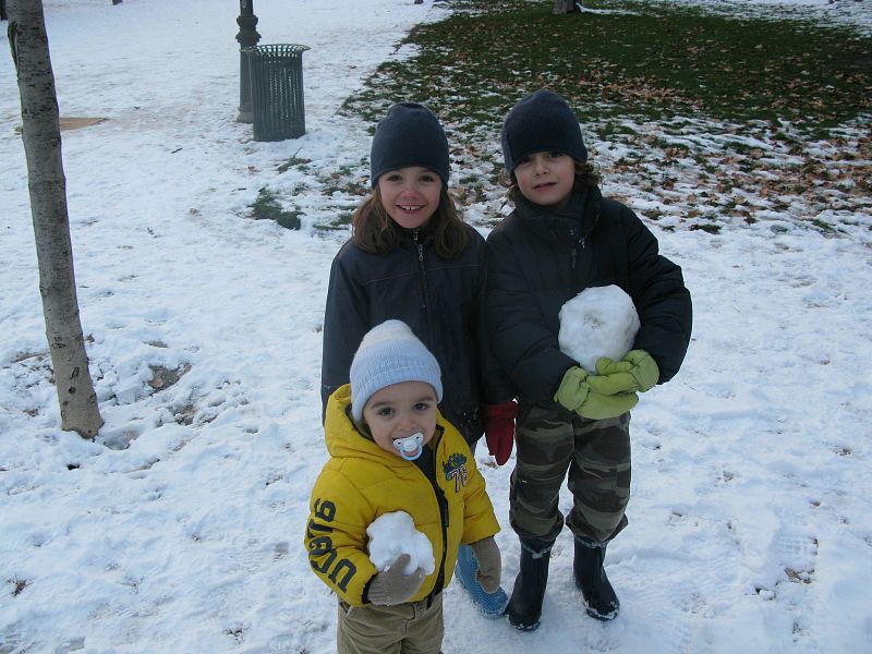 Antonio, Jimena y Luis posan con sus enormes bolas de nieve
