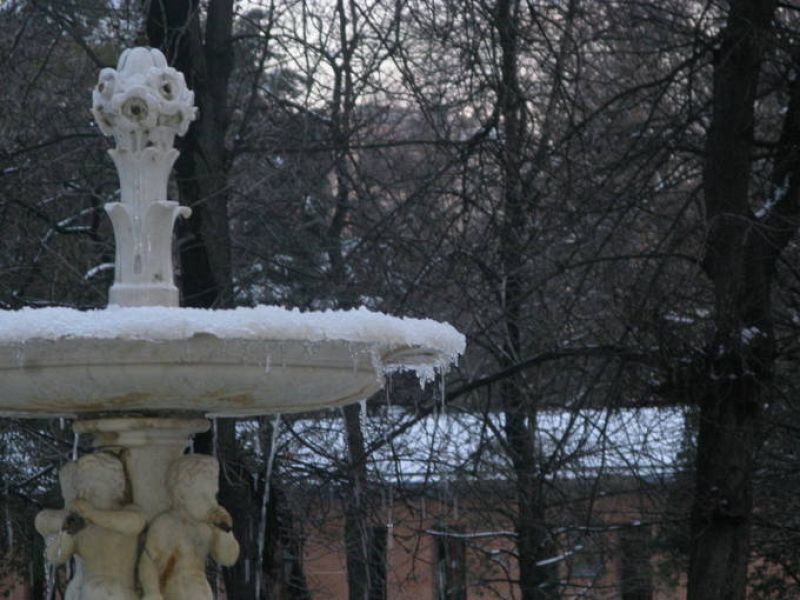 El frío ha congelado muchas de las fuentes del parque