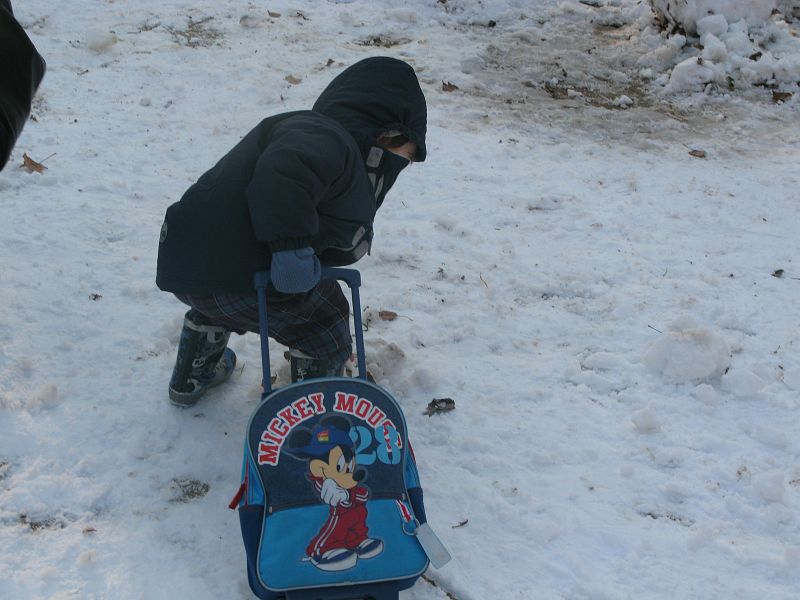 Tito sale del cole para ir al parque a jugar con la nieve