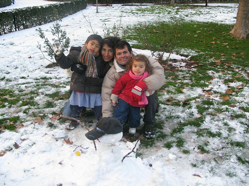 Alejandro y Ana posan con sus padres y su recién creado muñeco de nieve