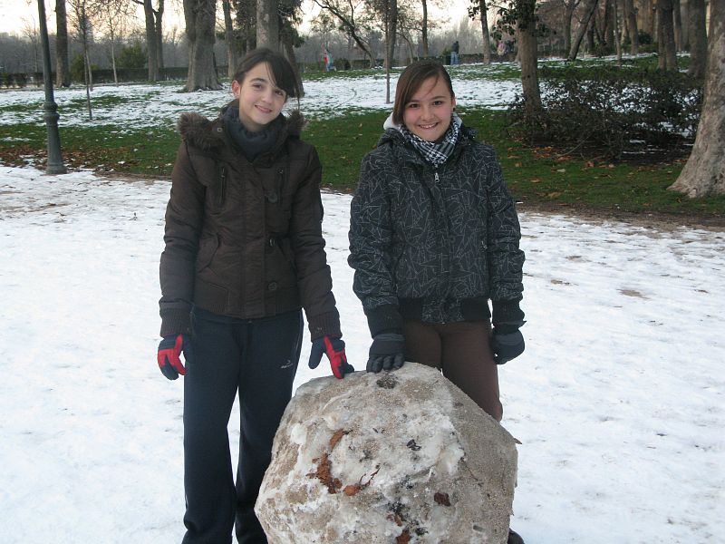 Inés y Laura posan con su creación