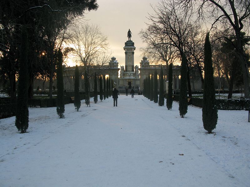 La nieve ha pintado de blanco el madrileño parque del Retiro