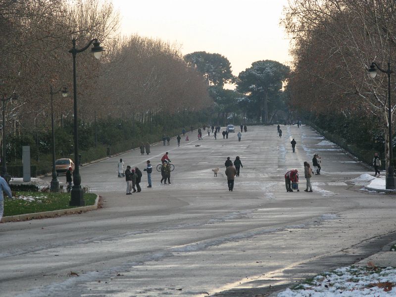 Los madrileños se han abrigado y han salido a la calle a disfrutar de esta inusual tarde