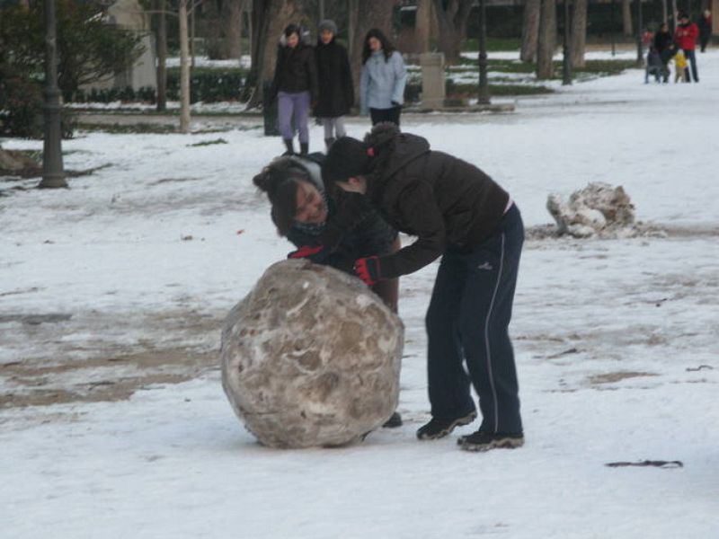 Laura e Irene han ganado un día más de vacaciones y lo han aprovechado jugando con la nieve