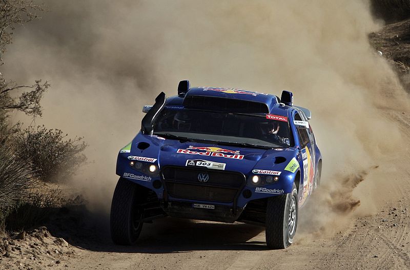 Sainz aumenta su ventaja sobre Al Attiyah en la general de coches.