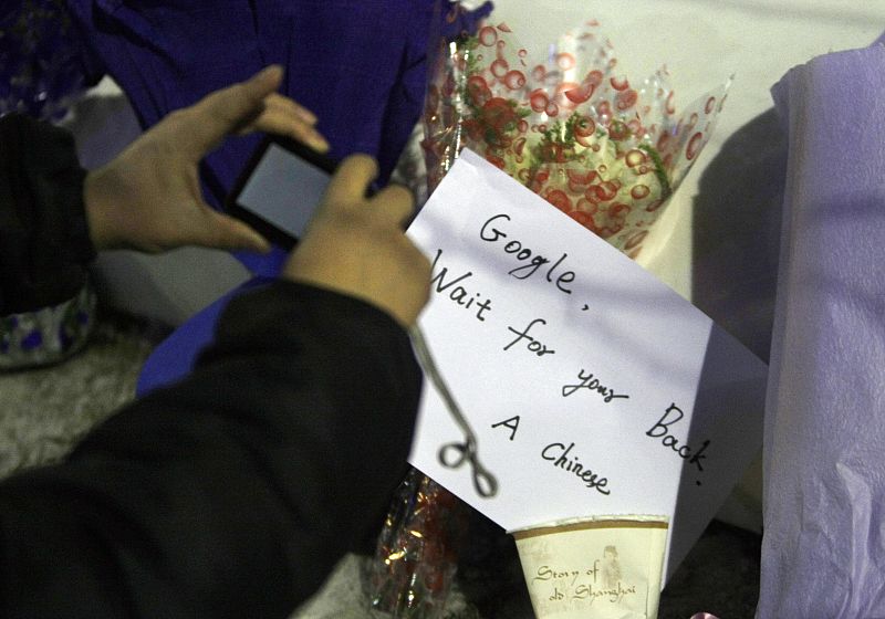 "Google, espero tu vuelta. Un chino." Reza uno de los mensajes junto a los ramos de flores depositados en la sede de Google en Pekín.