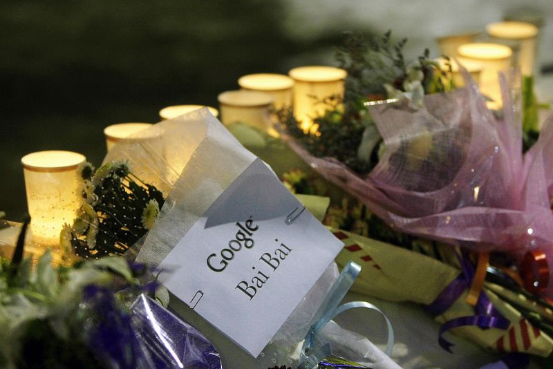 Los activistas han mostrado su apoyo con flores, velas y mensajes por la libertad de expresión.