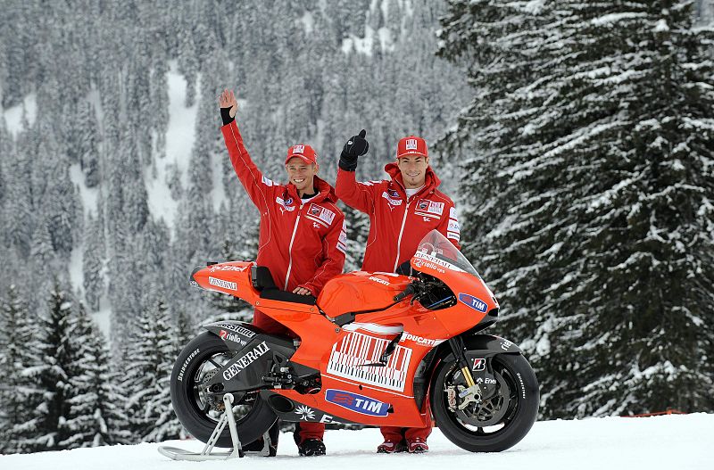 Hayden y Stoner posan con la que será su moto en 2010.