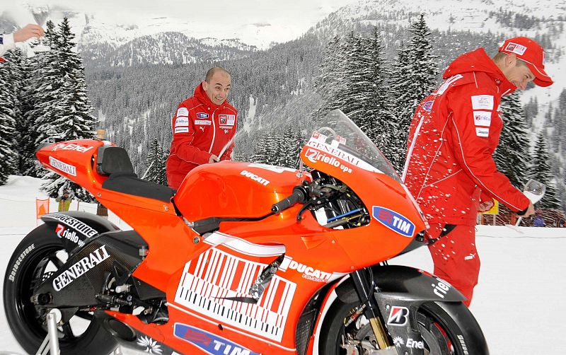 El director general de Ducati, Stefano Domenicalli, bromea con Stoner rociándole con champán.