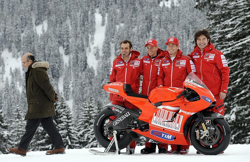 Foto de familia de Ducati con Hayden y Stoner flanqueados por el piloto Vitto Guareschi y el director de marketing, Alessandro Cicognani, con Ezpeleta de fondo.