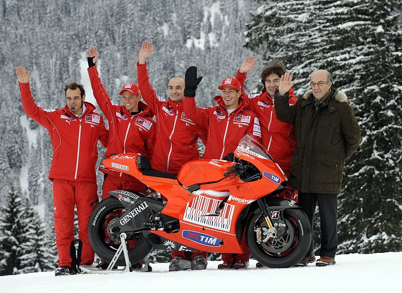 El consejero delegado de DORNA, Carmelo Ezpeleta, fue el invitado de lujo a la presentación de la nueva Ducati.