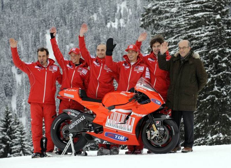 El consejero delegado de DORNA, Carmelo Ezpeleta, fue el invitado de lujo a la presentación de la nueva Ducati.
