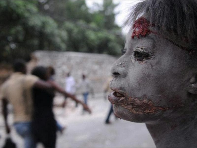 Los supervivientes caminan desorientados por las calles de una devastada Puerto Príncipe.