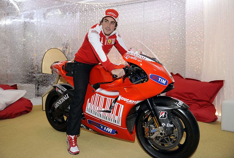 Fernando Alonso tampoco se privó de subirse a la nueva Ducati GP10.