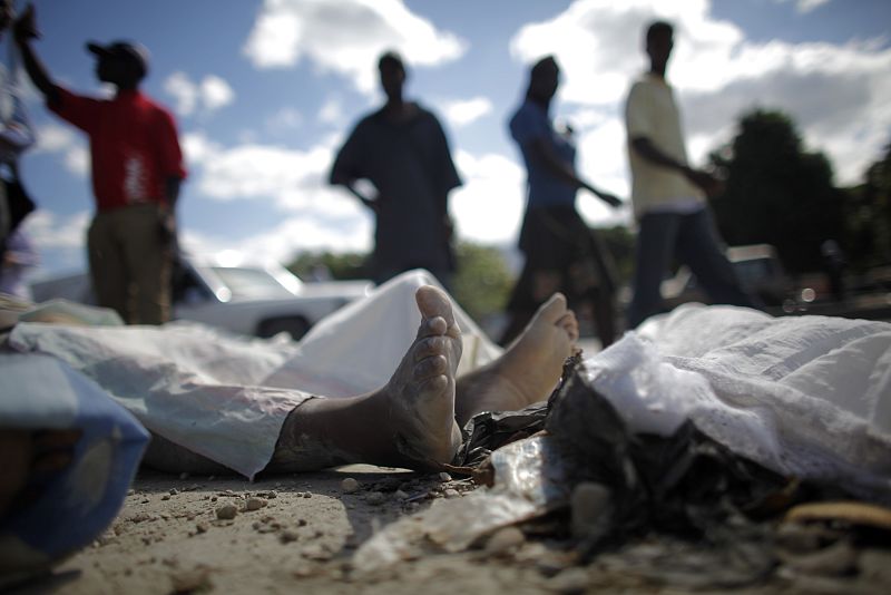 Los supervivientes tratan de recuperar los cuerpos de sus seres queridos
