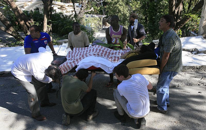 Una mujer herida es evacuada de uno de los hoteles de Puerto Príncipe.