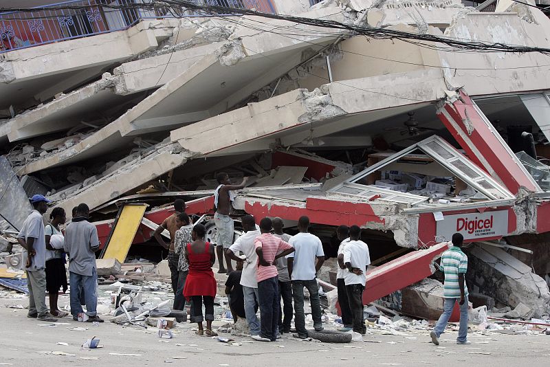 CAOS Y DESOLACIÓN TRAS TERREMOTO QUE DEJÓ "CIENTOS DE MILES" DE MUERTOS