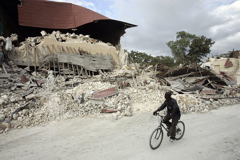 CAOS Y DESOLACIÓN TRAS TERREMOTO QUE DEJÓ "CIENTOS DE MILES" DE MUERTOS