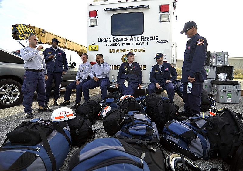 DEPARTAMENTO DE BOMBEROS DE MIAMI DADE ENVÍA VARIOS BOMBEROS A HAITÍ PARA APOYAR LABORES DE RESCATE