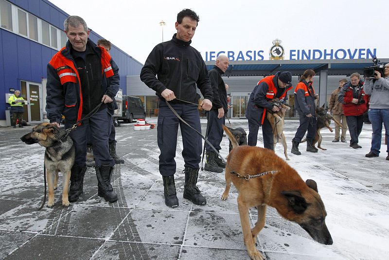 MIEMBROS DE LOS EQUIPOS DE BÚSQUEDA Y RESCATE HOLANDESES SE PREPARAN PARA VIAJAR A HAITÍ