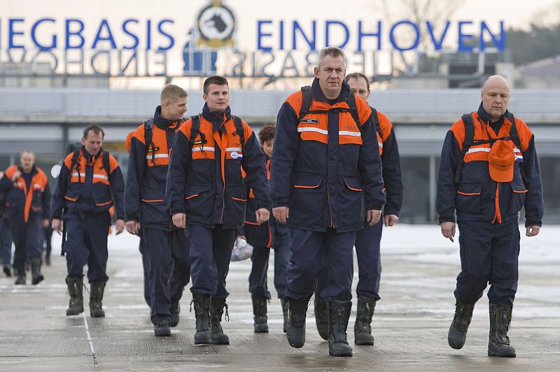 MIEMBROS DE LOS EQUIPOS DE BÚSQUEDA Y RESCATE HOLANDESES SE PREPARAN PARA VIAJAR A HAITÍ