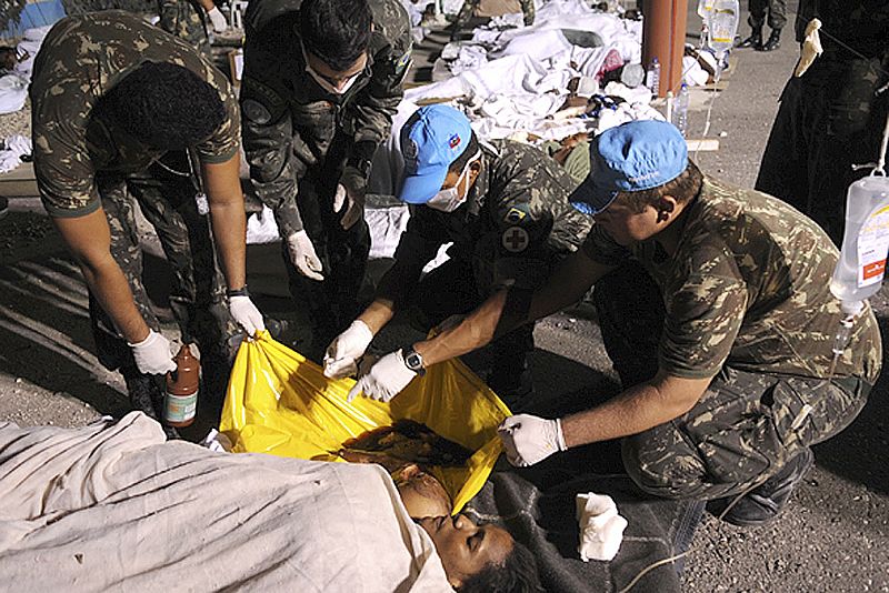 Haitian earthquake victims receive first aid from Brazilian peacekeepers in Port-au-Prince