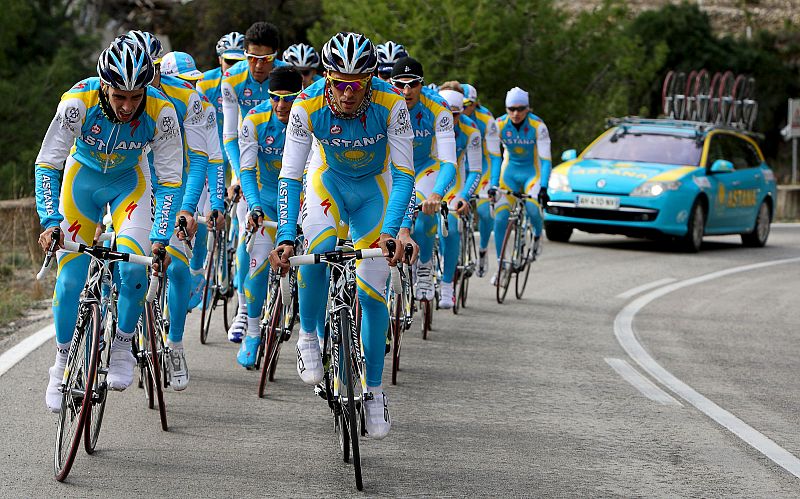 El corredor madrileño del equipo Astana Alberto Contador (centro) rueda junto a sus compañeros por las carreteras del interior de Alicante donde el equipo realiza su concentración de pretemporada.