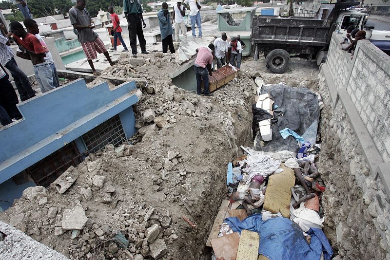 EMPIEZAN A ENTERRAR EN HAITÍ CADÁVERES EN FOSAS CON UNA LENTITUD EXASPERANTE