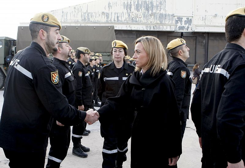 La ministra de Defensa, Carme Chacón, el pasado mes de enero, despidiendo a los militares que iban a Haití