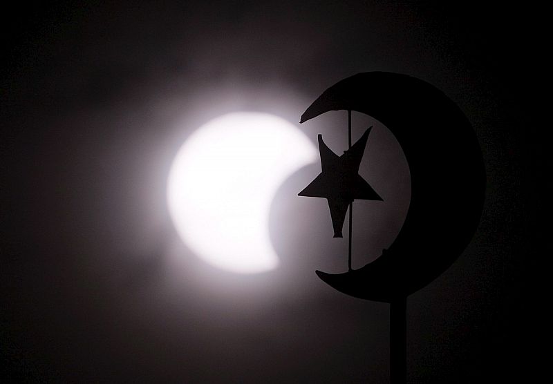 El eclipse anular solar visto tras la luna creciente del minarete de una mezquita de Manila (Filipinas). Filipinas ha sido uno de los países del mundo donde ha podido observarse este fenómeno.